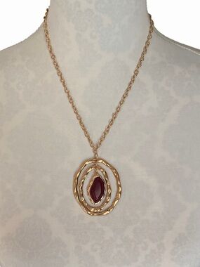 Gold Tone Hammered Circle Pendant Necklace w/ Burgundy Lucite Accent Statement